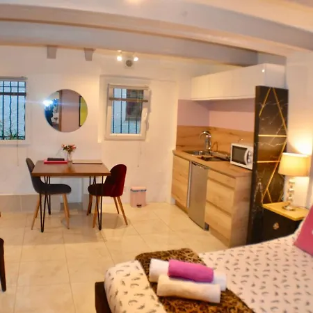 Artistic Apartment *