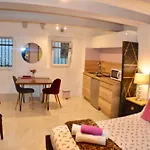 Artistic Apartment *