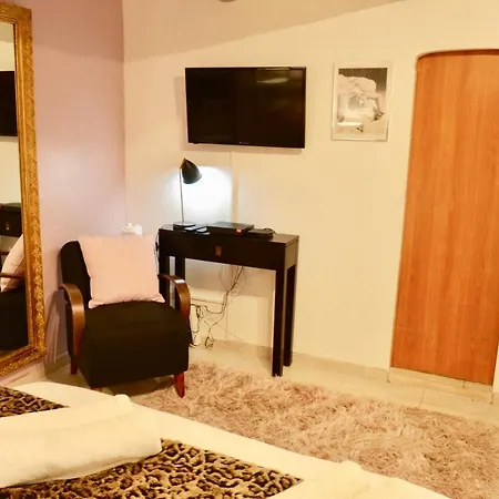 Artistic Apartment *