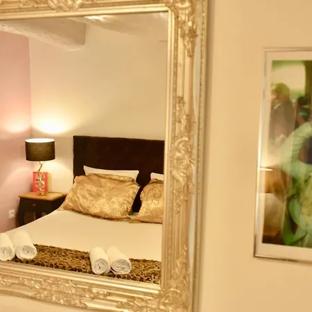 Artistic Apartment *