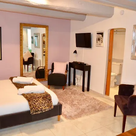 Artistic Apartment *